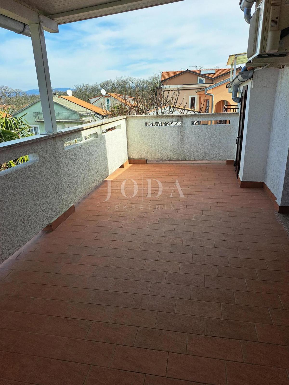 Hiša dvojček s 7 apartmaji - Malinska