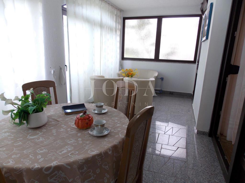 Hiša dvojček s 7 apartmaji - Malinska