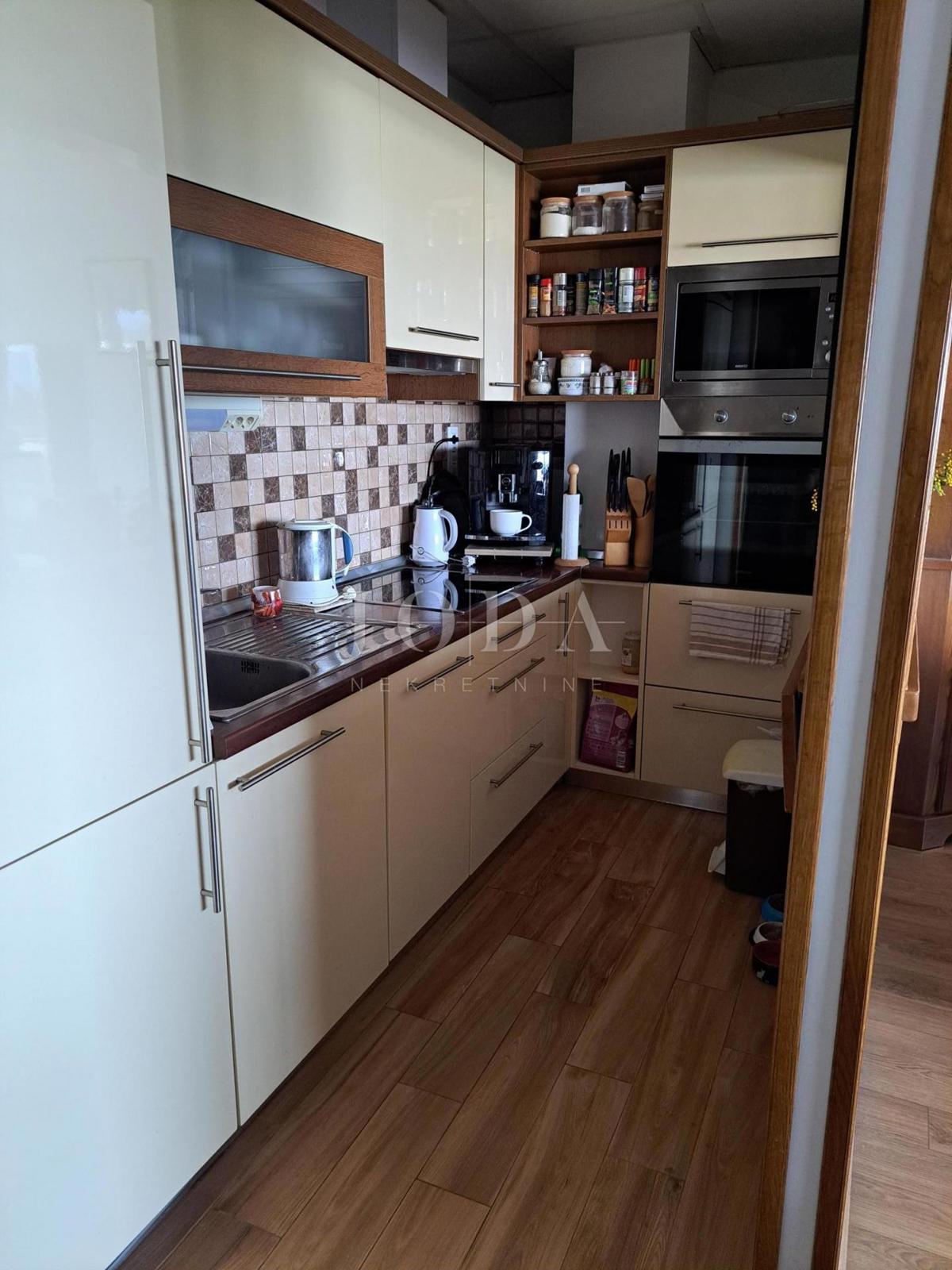 Hiša dvojček s 7 apartmaji - Malinska