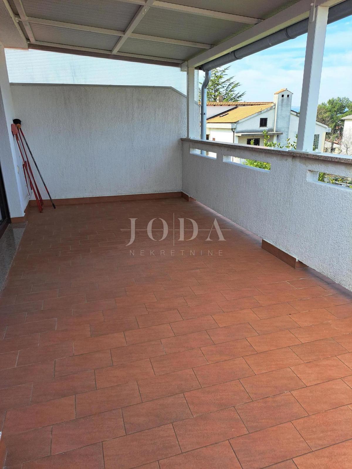 Hiša dvojček s 7 apartmaji - Malinska