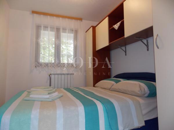 Hiša dvojček s 7 apartmaji - Malinska