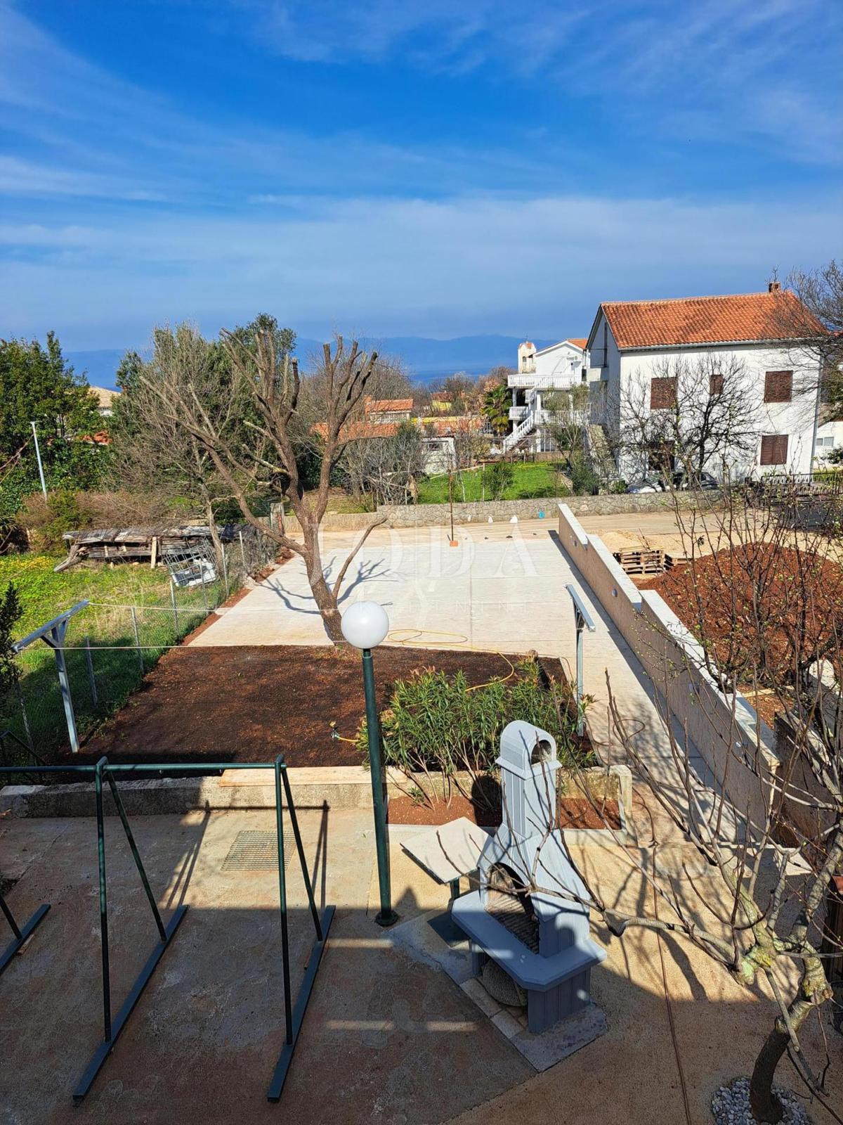 Hiša dvojček s 7 apartmaji - Malinska