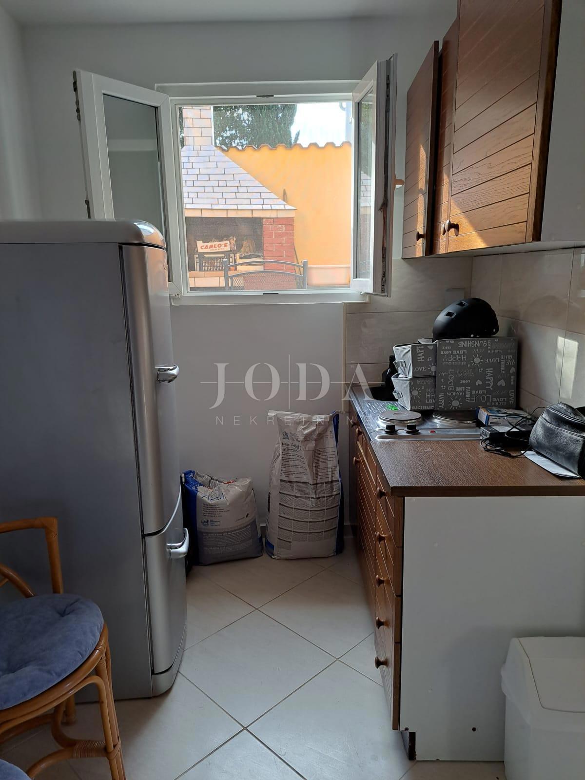 Hiša dvojček s 3 apartmaji, 80 metrov od morja