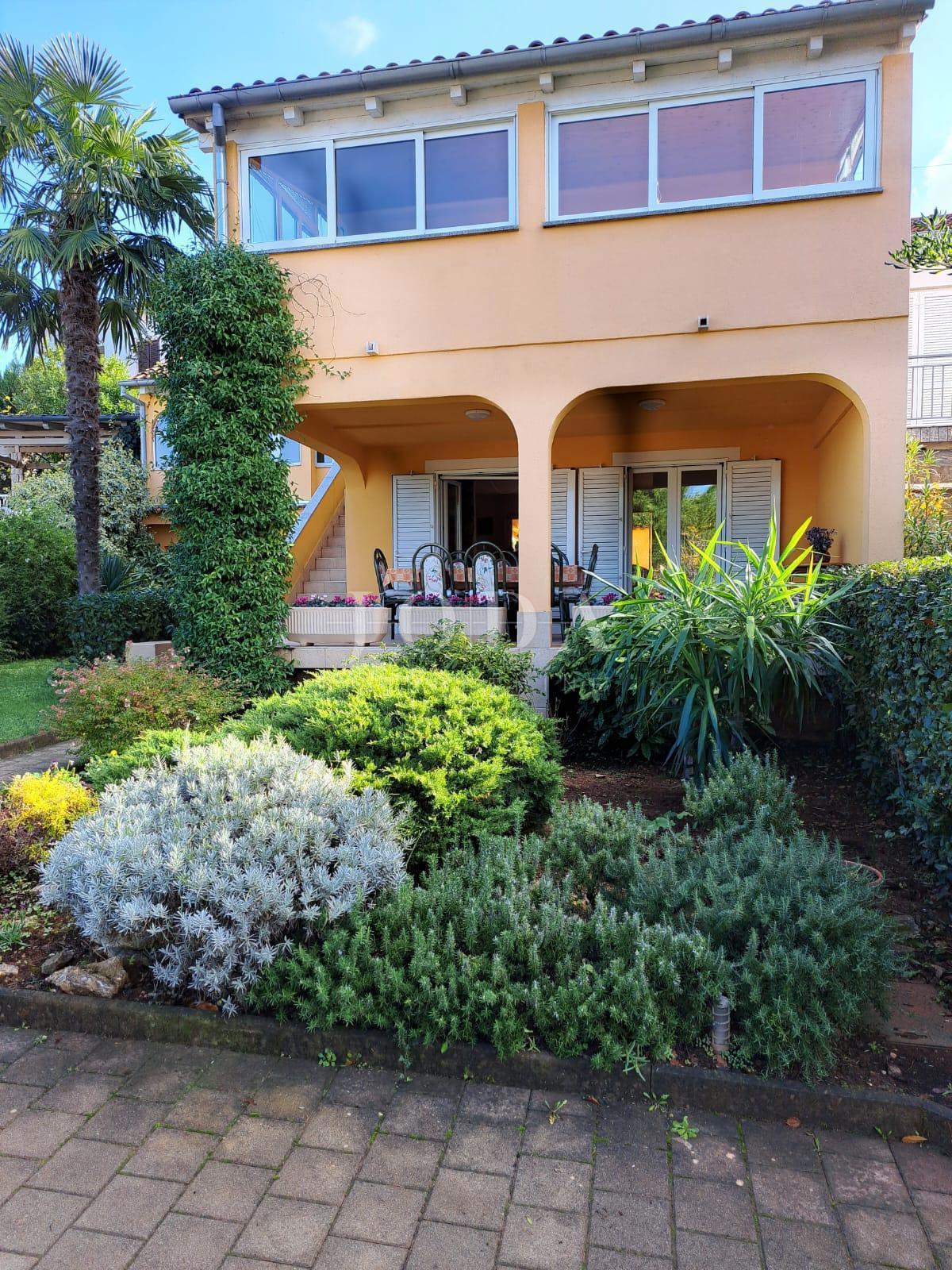 Hiša dvojček s 3 apartmaji, 80 metrov od morja