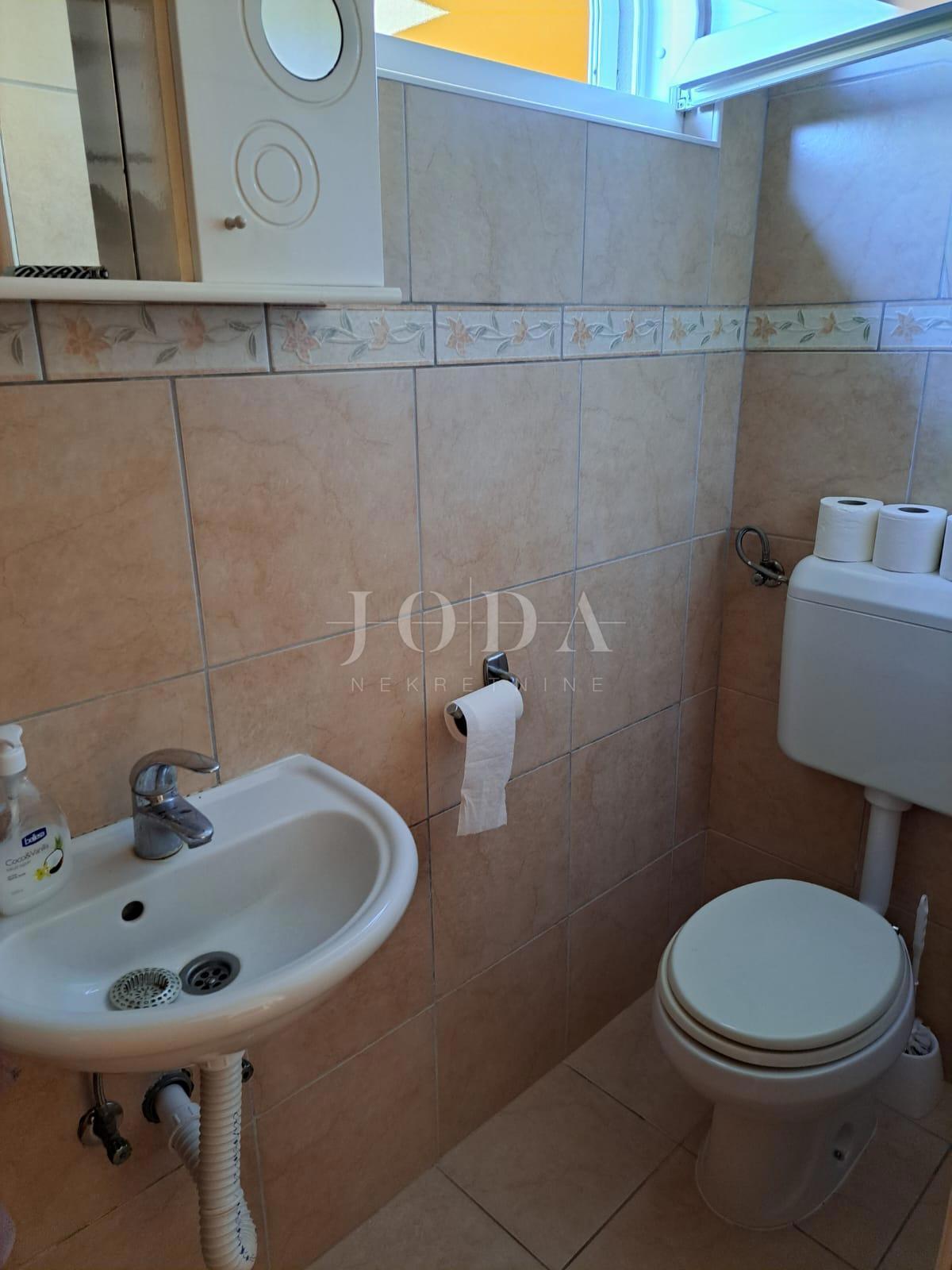 Hiša dvojček s 3 apartmaji, 80 metrov od morja