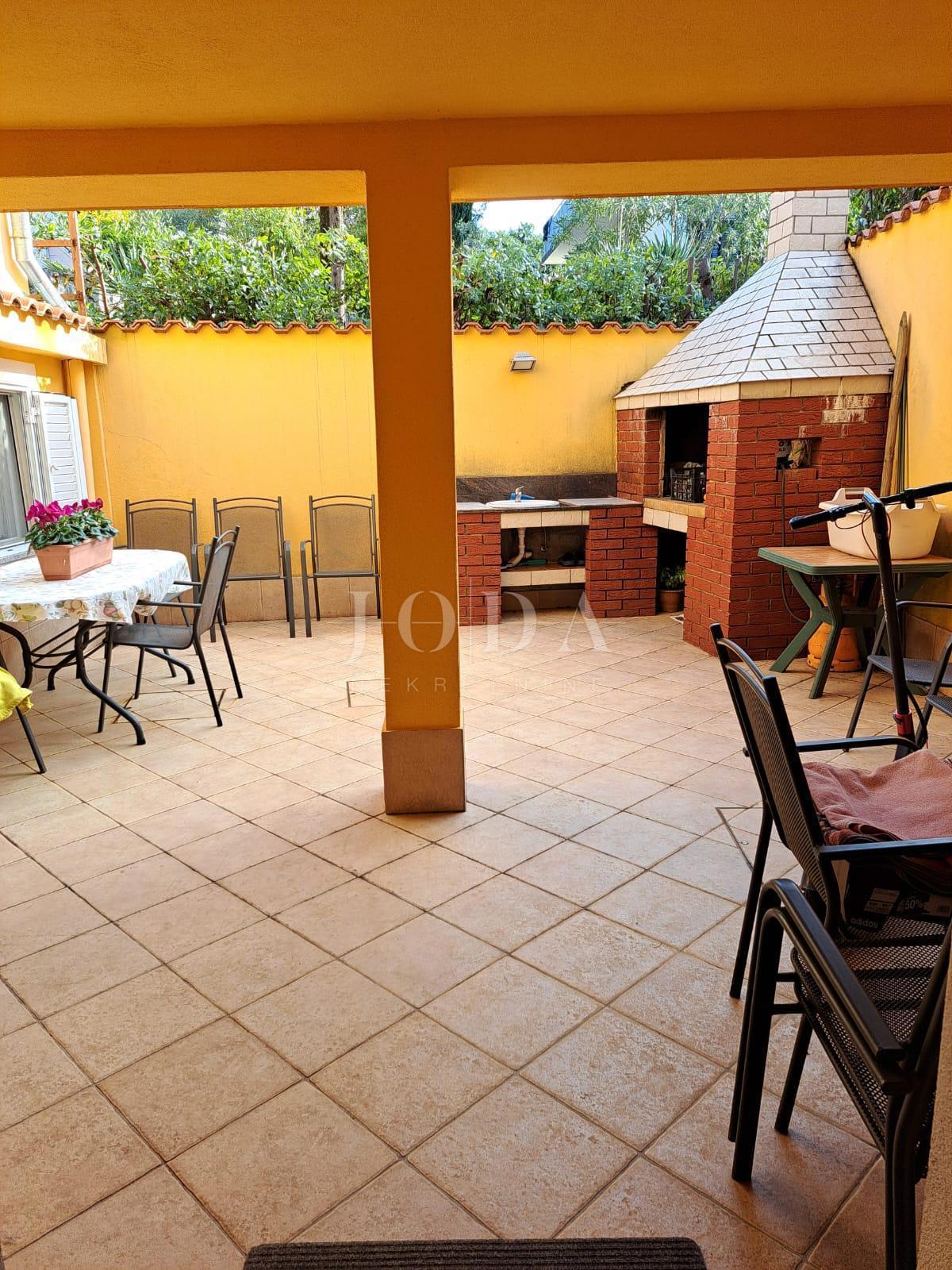 Hiša dvojček s 3 apartmaji, 80 metrov od morja