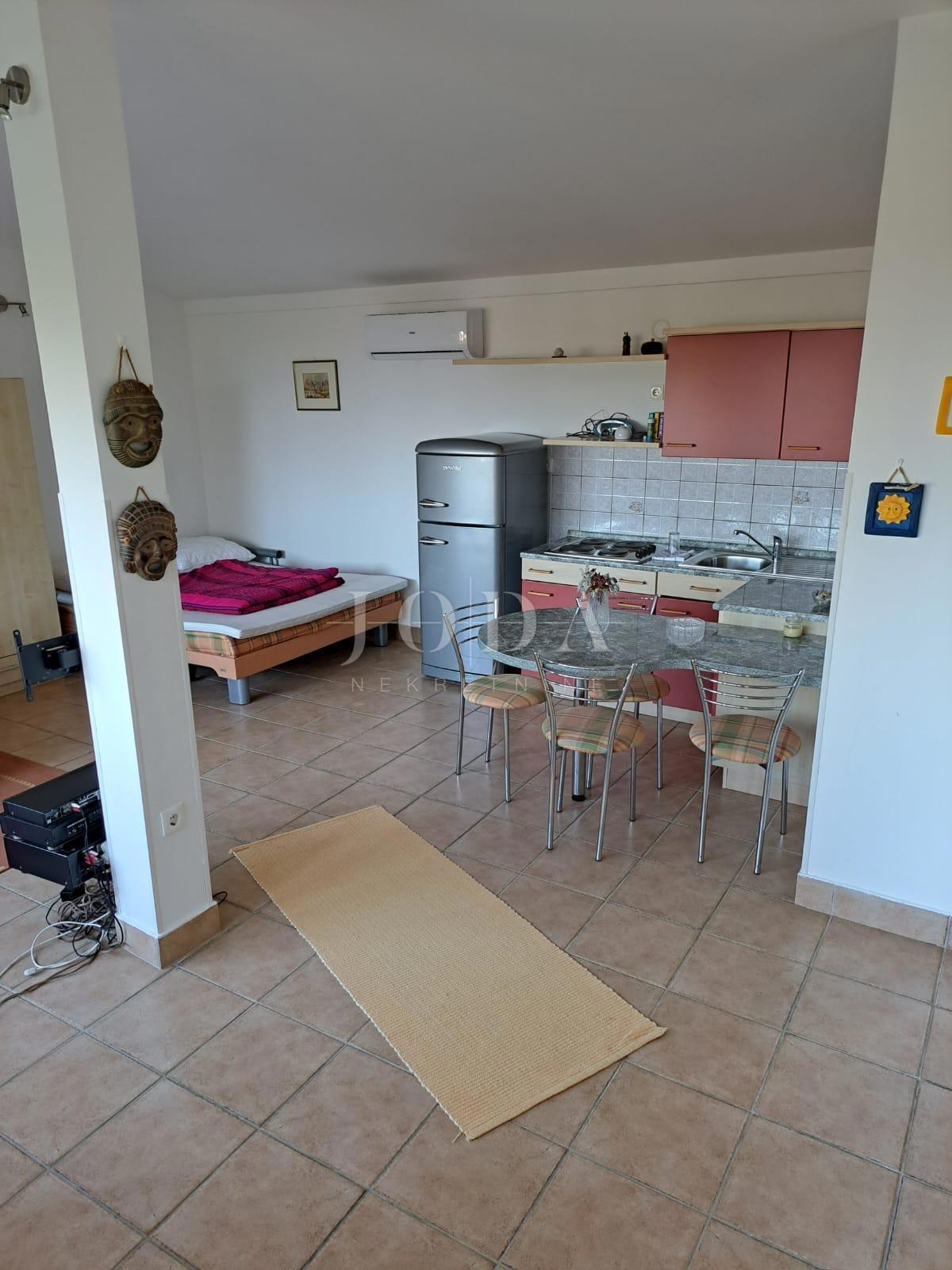 Hiša dvojček s 3 apartmaji, 80 metrov od morja