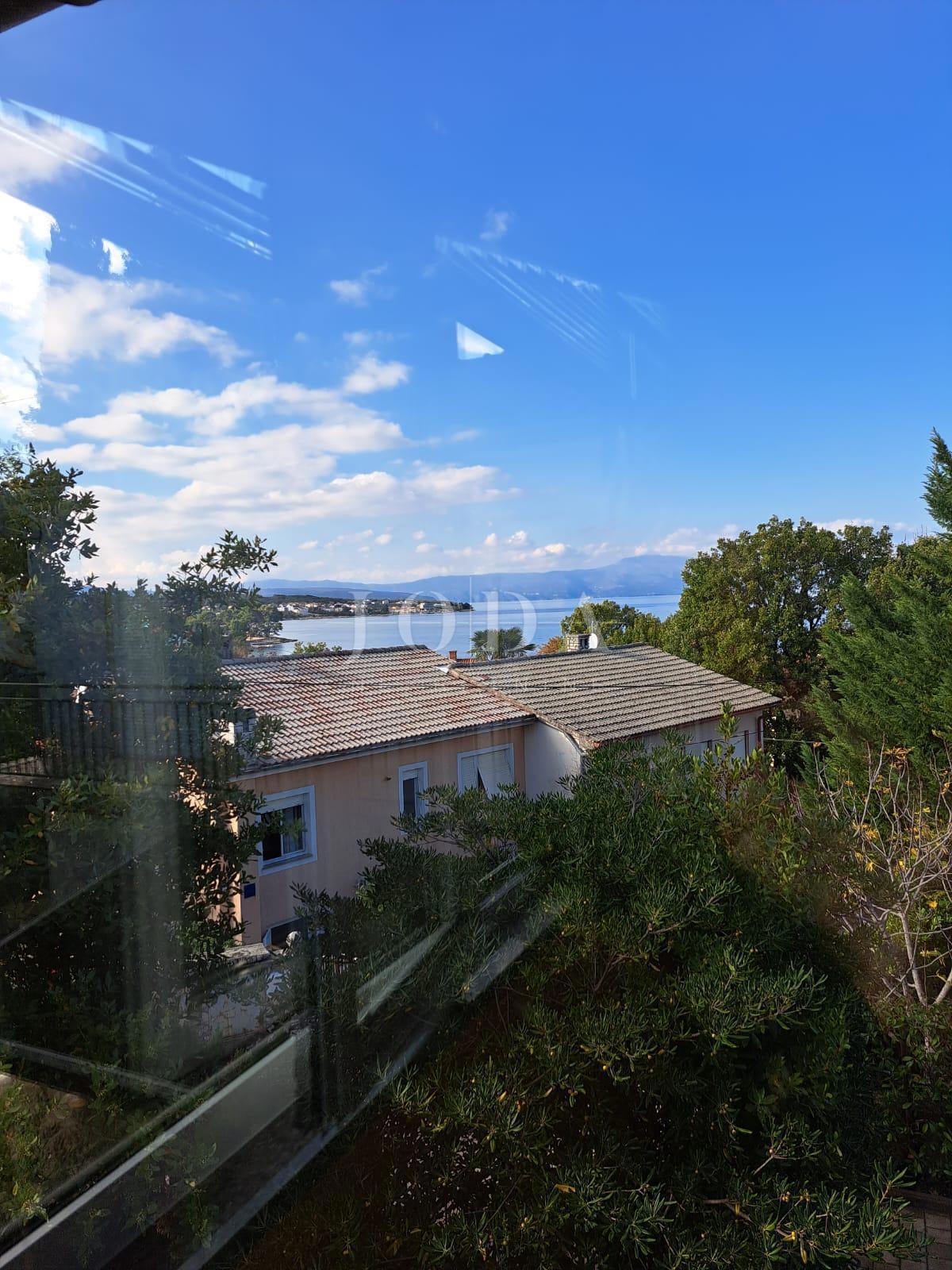 Hiša dvojček s 3 apartmaji, 80 metrov od morja