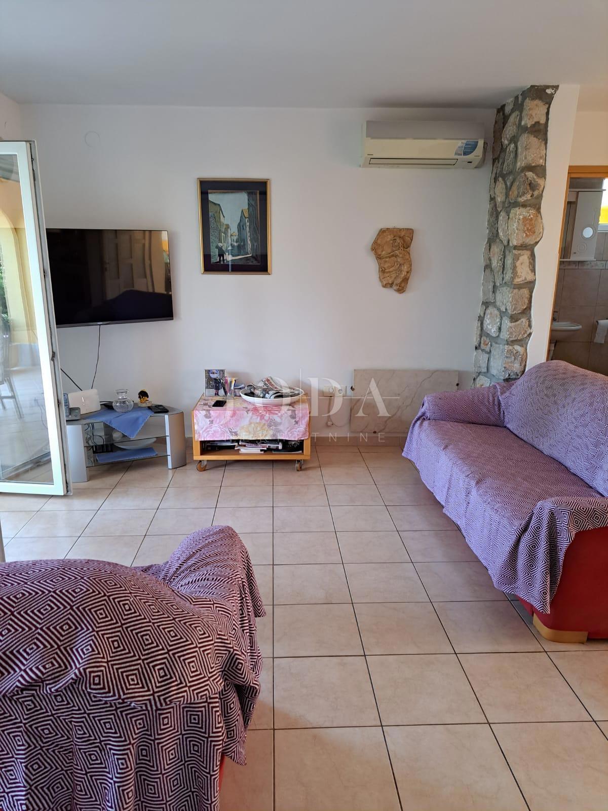 Hiša dvojček s 3 apartmaji, 80 metrov od morja