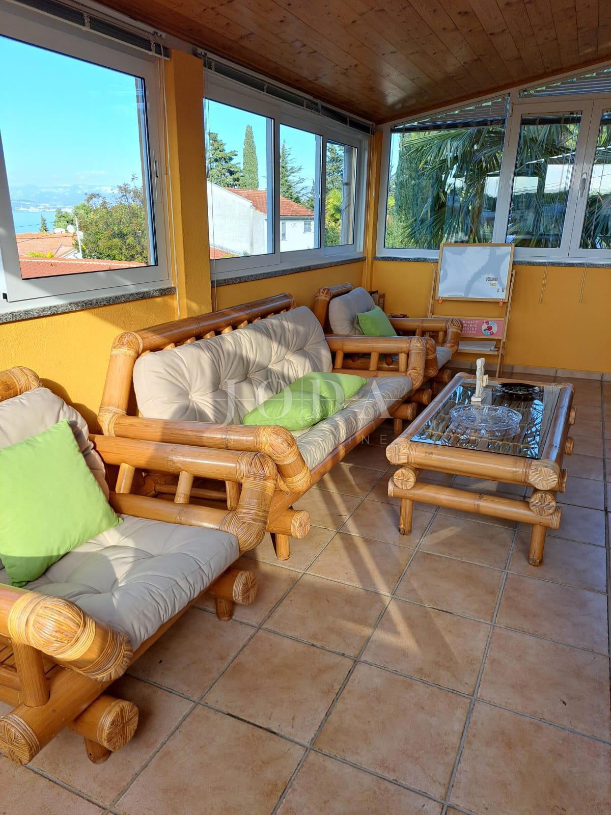 Hiša dvojček s 3 apartmaji, 80 metrov od morja