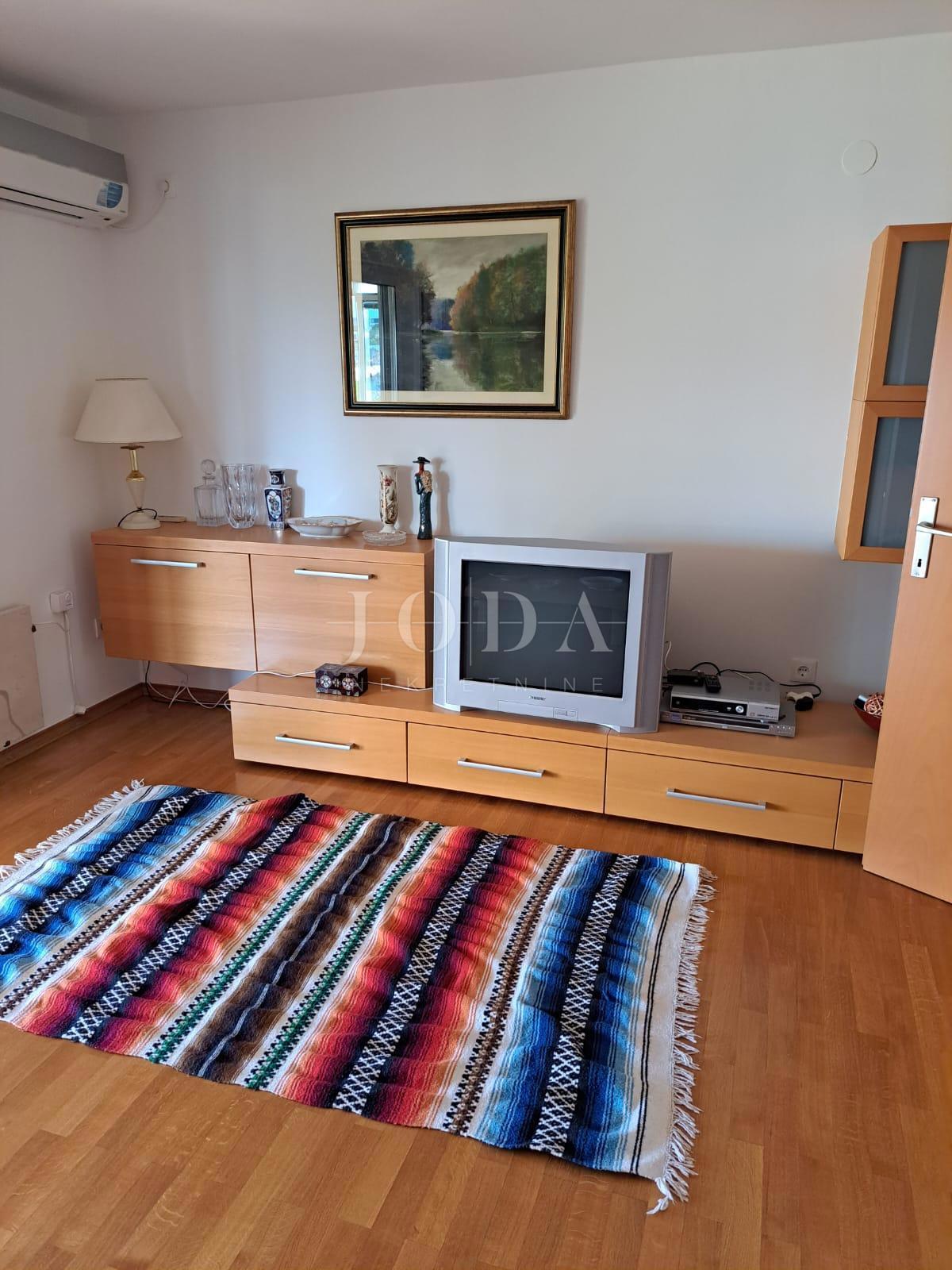 Hiša dvojček s 3 apartmaji, 80 metrov od morja