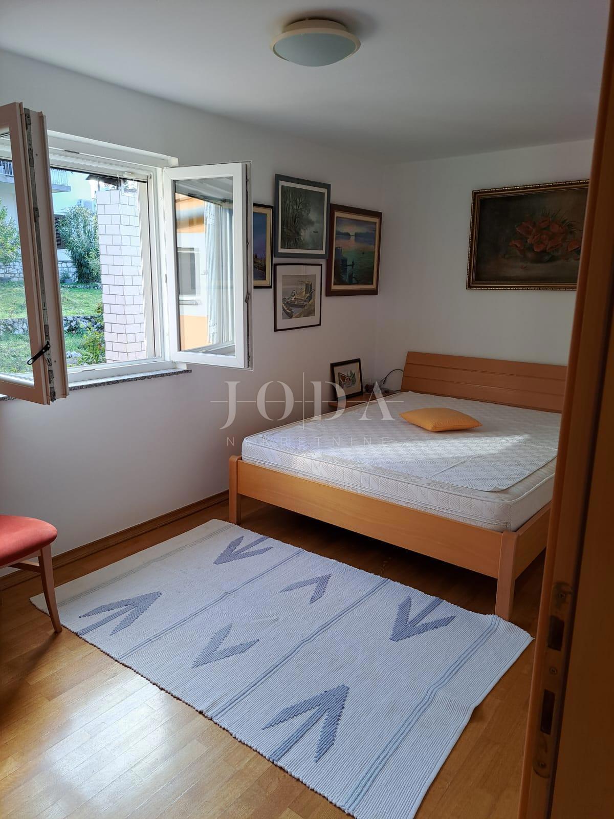 Hiša dvojček s 3 apartmaji, 80 metrov od morja