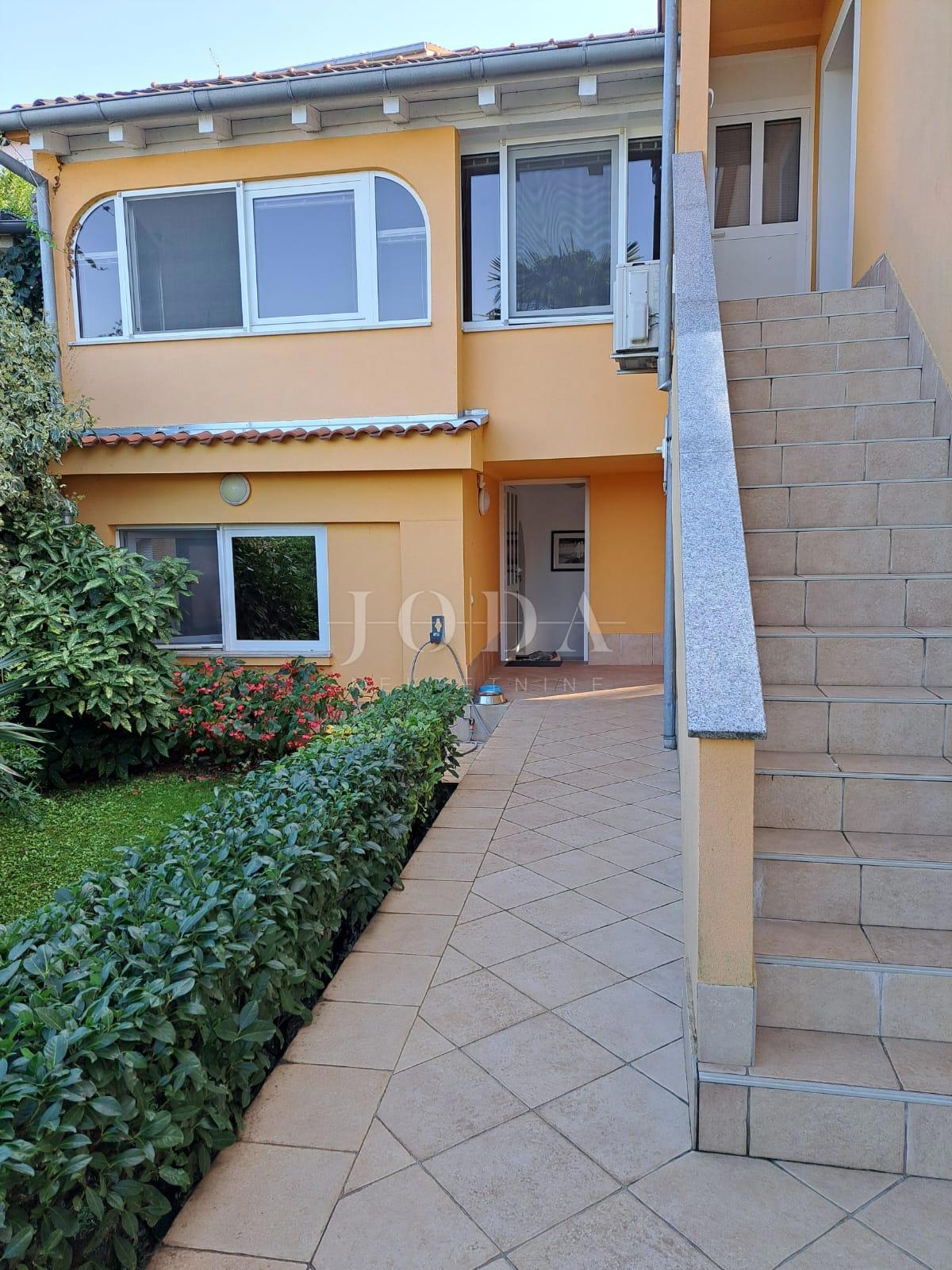 Hiša dvojček s 3 apartmaji, 80 metrov od morja