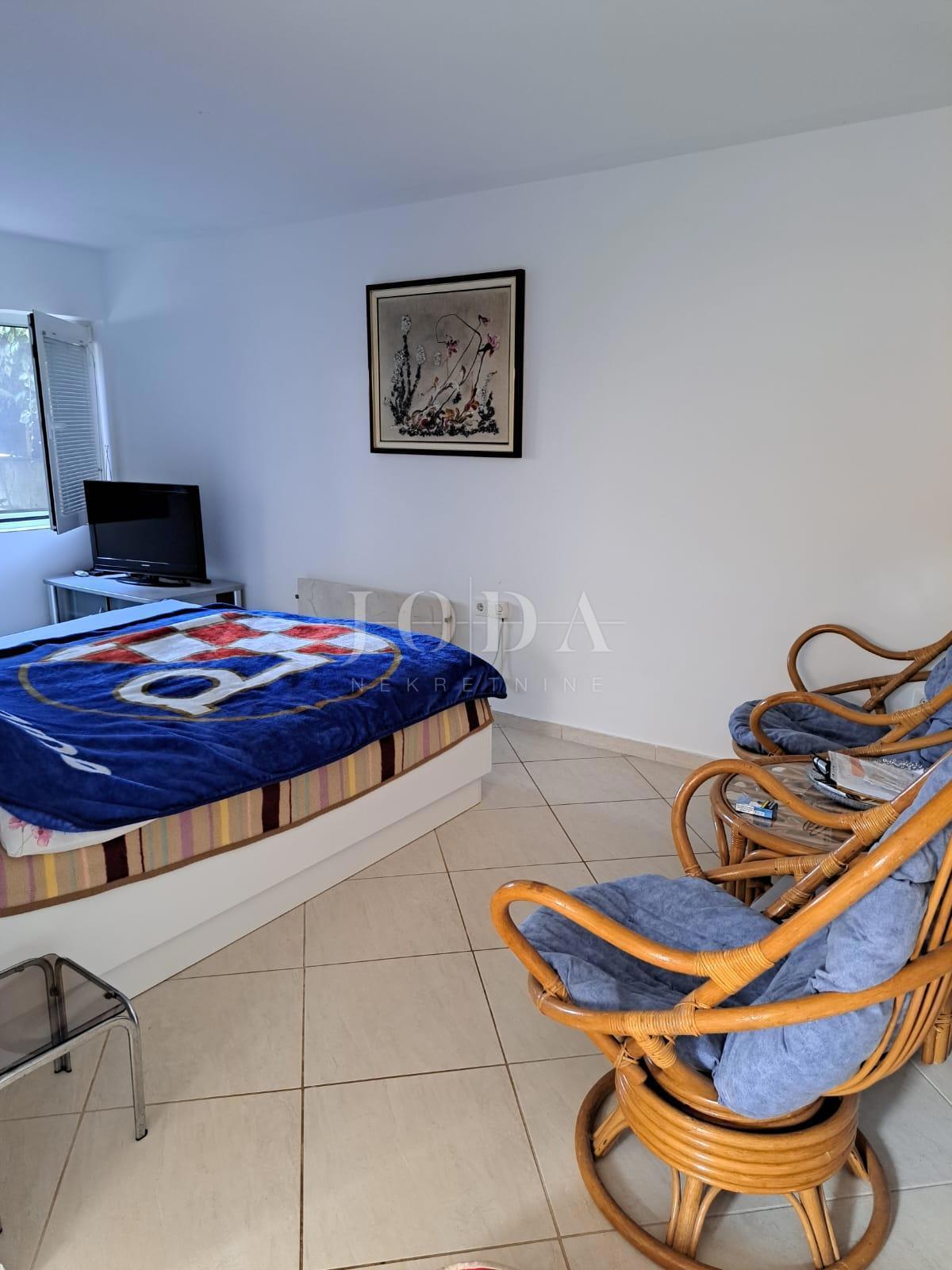 Hiša dvojček s 3 apartmaji, 80 metrov od morja