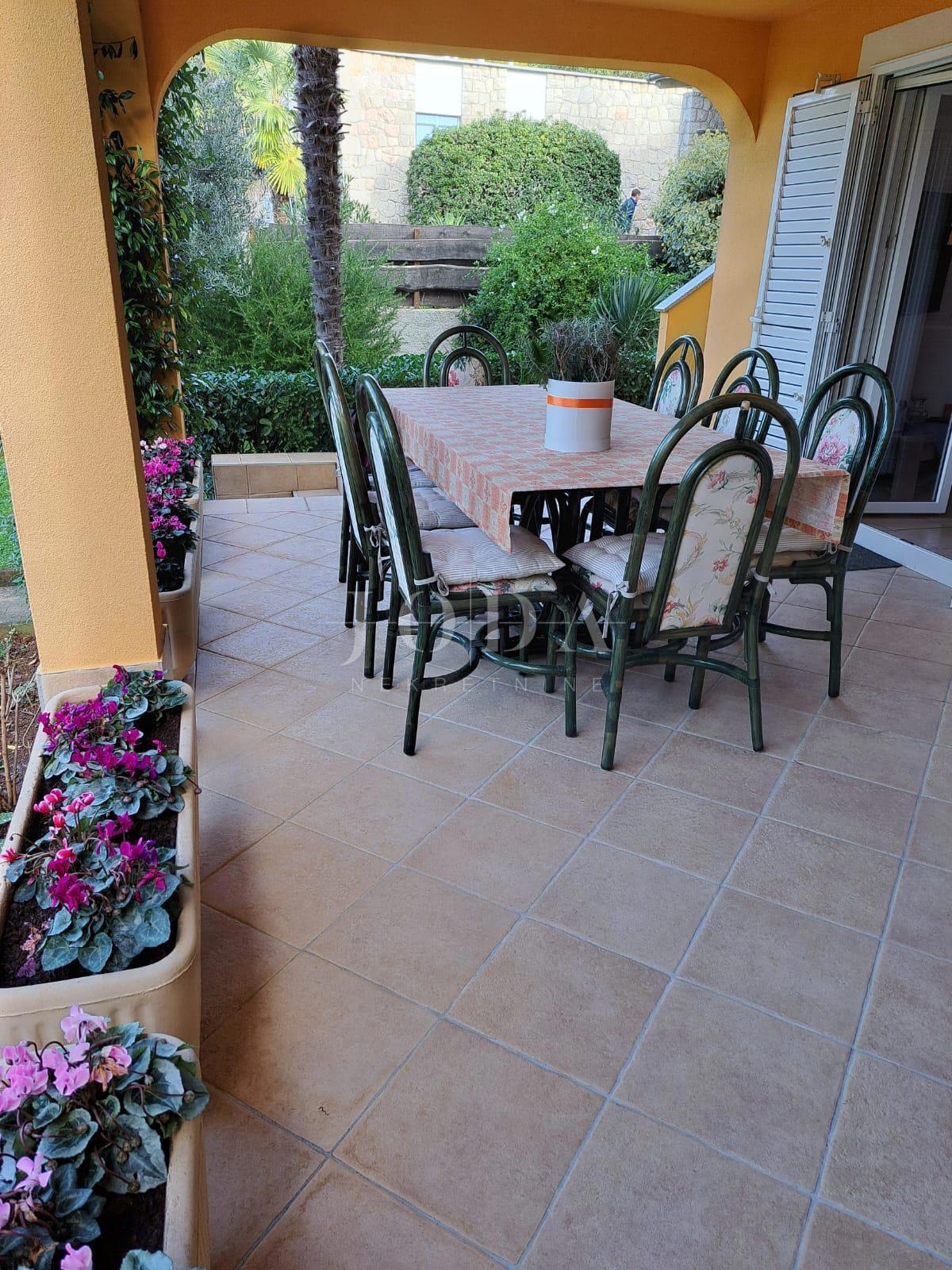 Hiša dvojček s 3 apartmaji, 80 metrov od morja