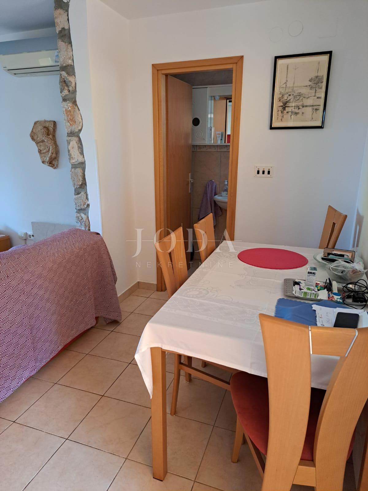 Hiša dvojček s 3 apartmaji, 80 metrov od morja