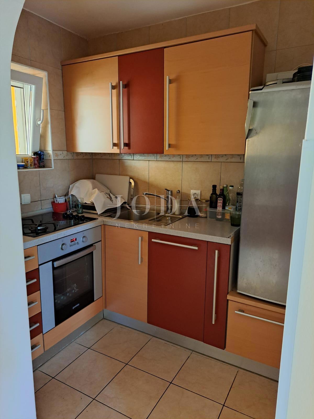 Hiša dvojček s 3 apartmaji, 80 metrov od morja