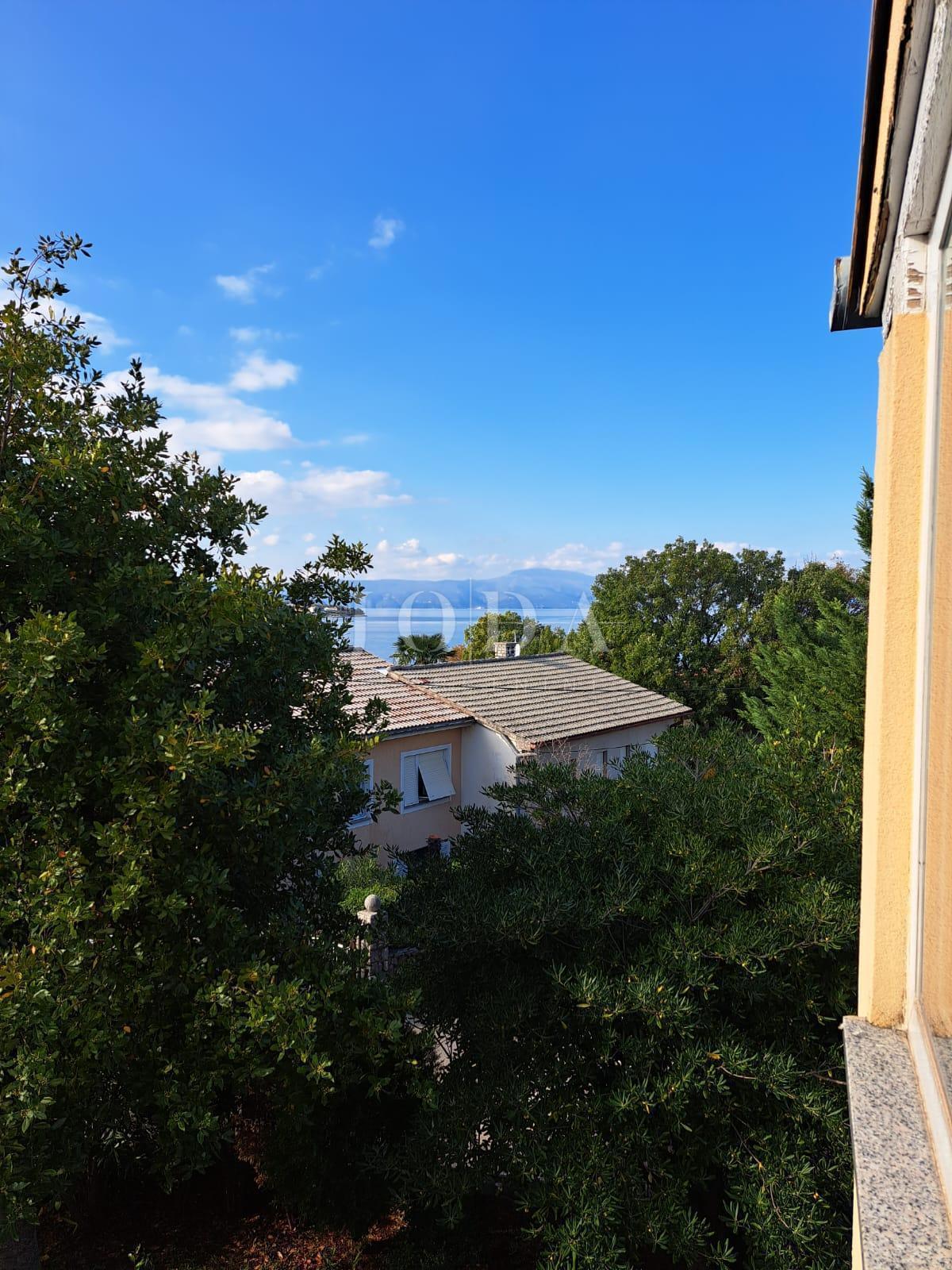 Hiša dvojček s 3 apartmaji, 80 metrov od morja