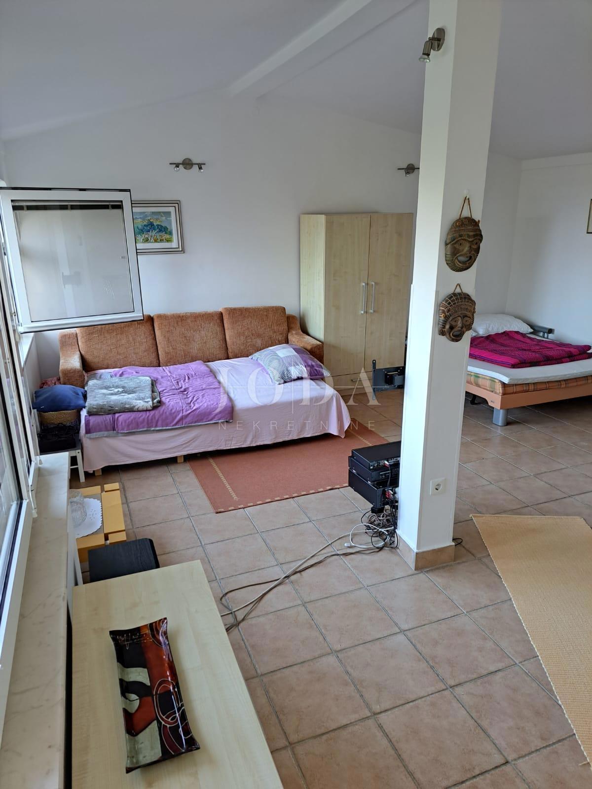 Hiša dvojček s 3 apartmaji, 80 metrov od morja