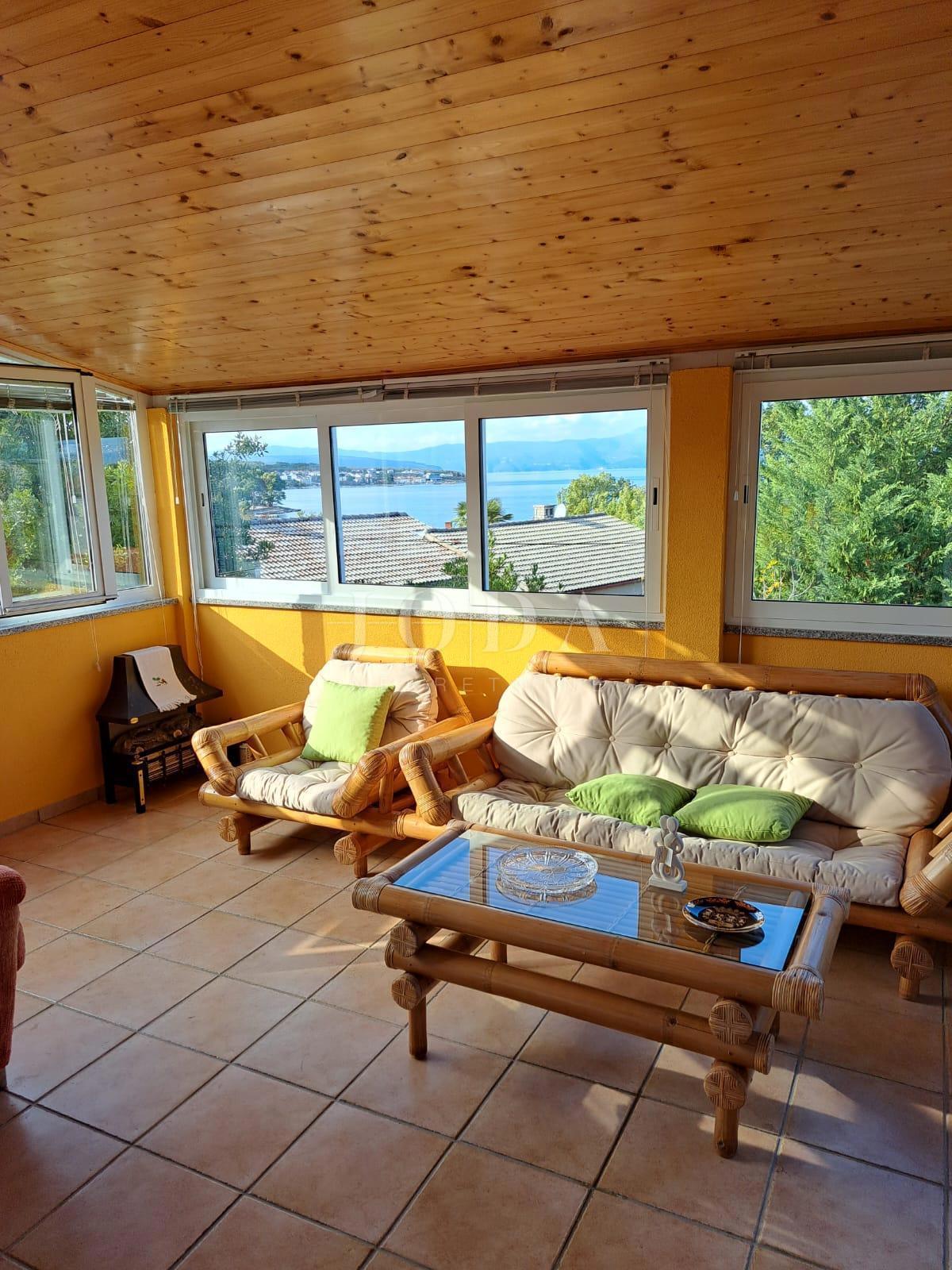 Hiša dvojček s 3 apartmaji, 80 metrov od morja