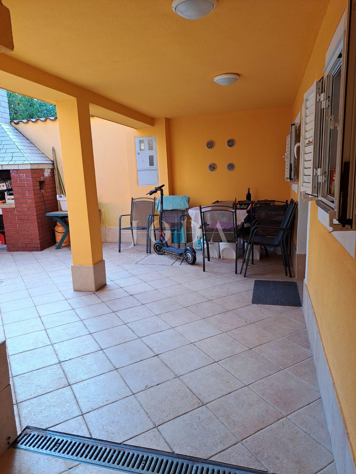 Hiša dvojček s 3 apartmaji, 80 metrov od morja