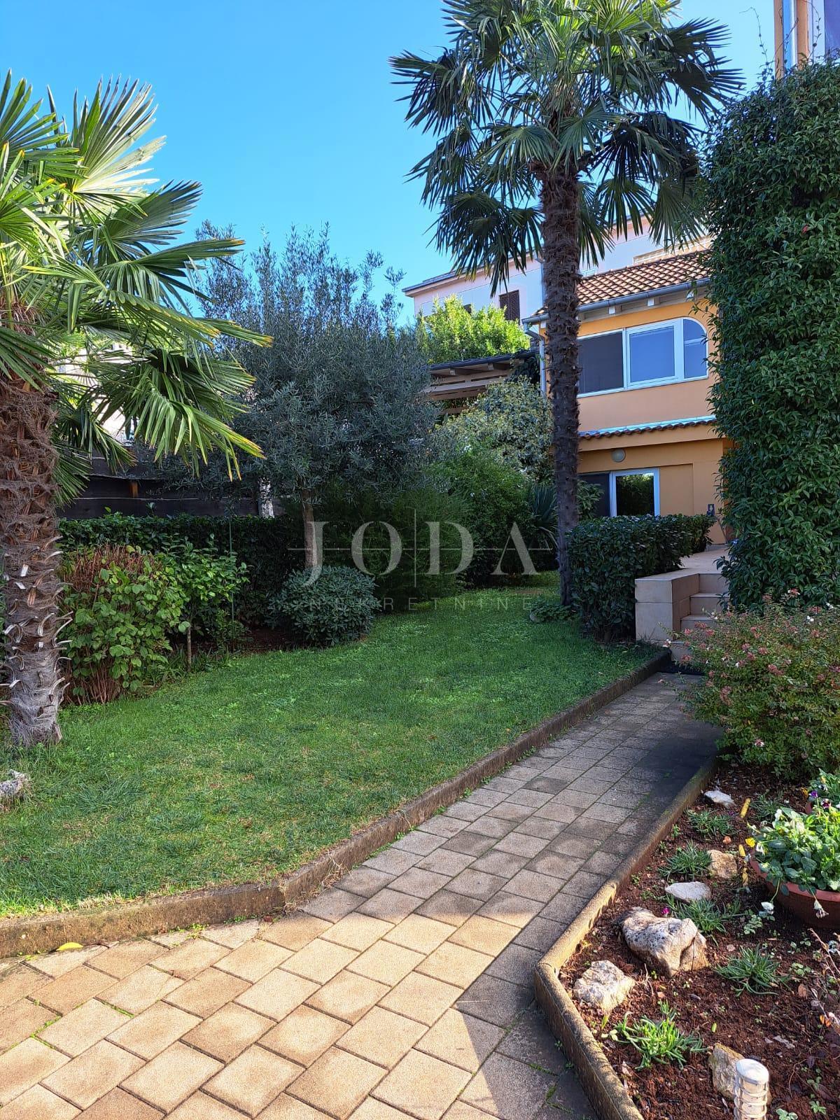 Hiša dvojček s 3 apartmaji, 80 metrov od morja