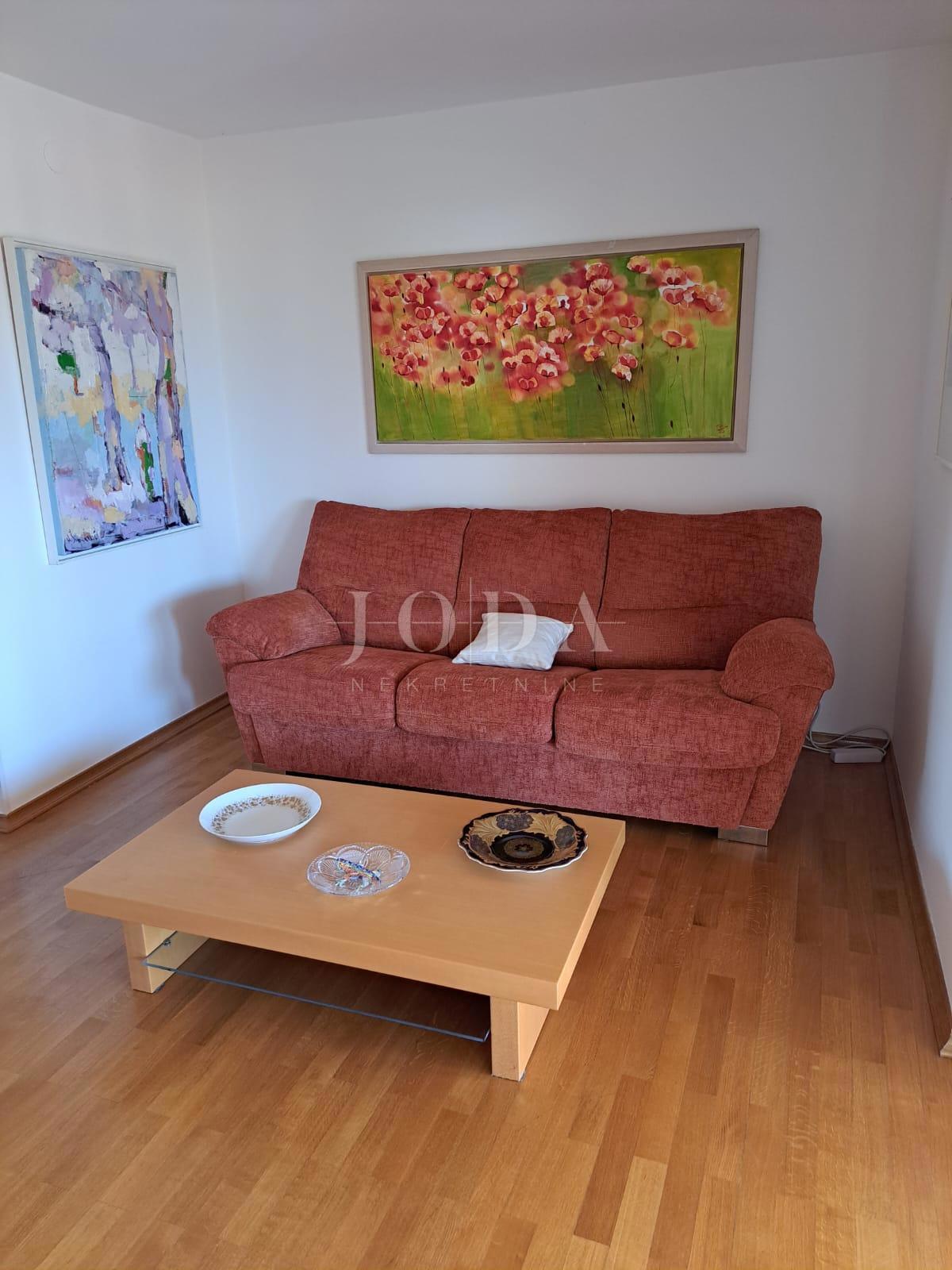 Hiša dvojček s 3 apartmaji, 80 metrov od morja