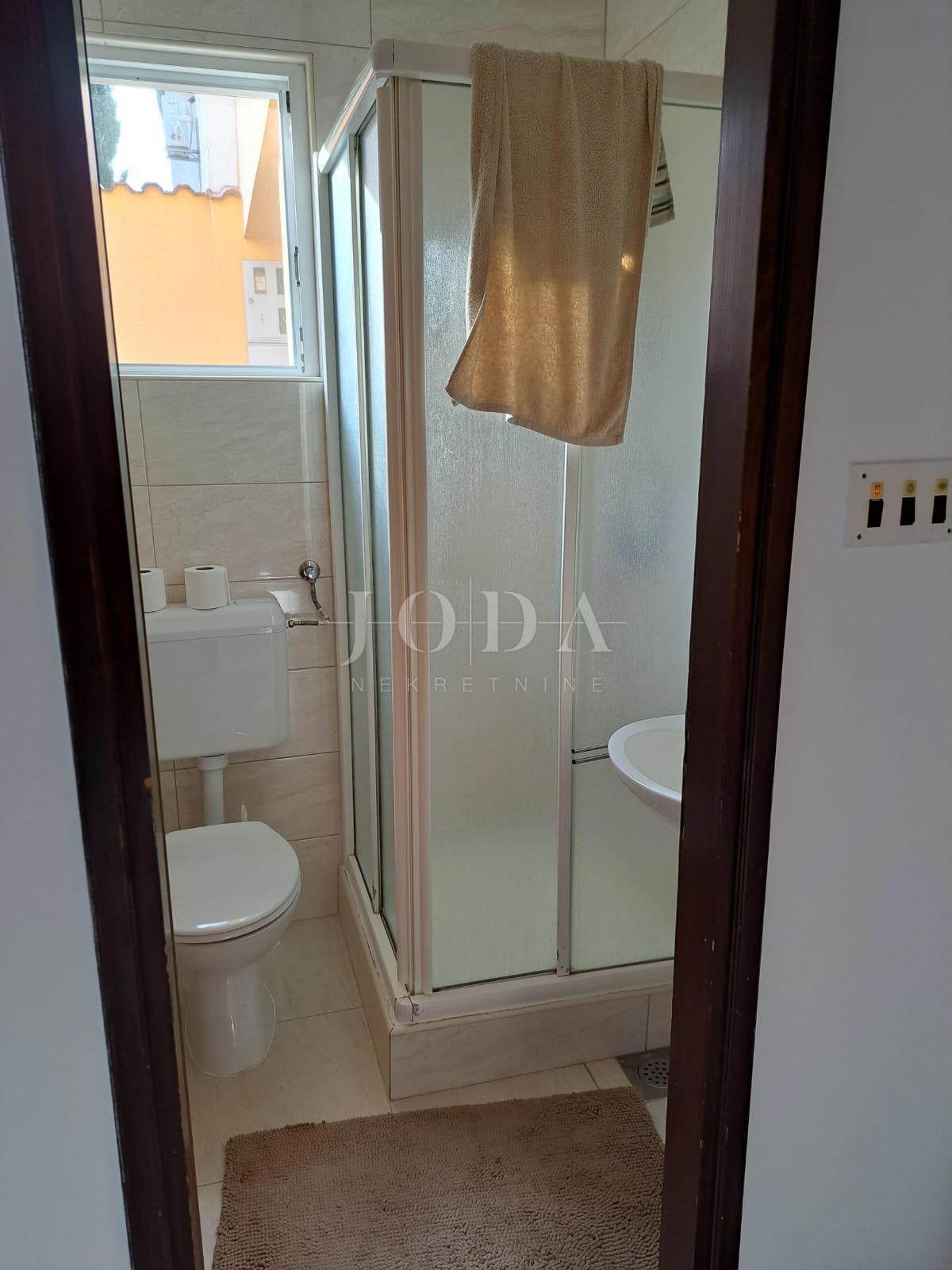 Hiša dvojček s 3 apartmaji, 80 metrov od morja