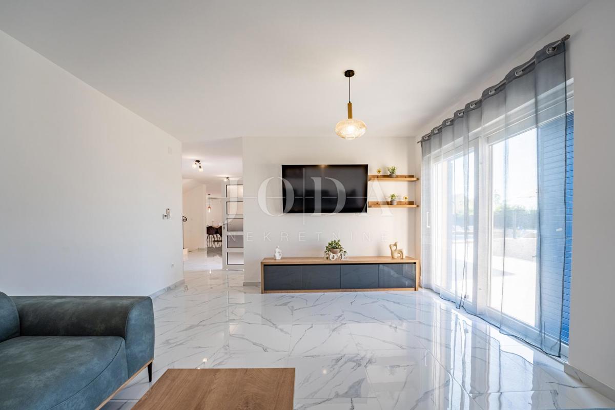 Krk, Dobrinj, kuća mediteranskog stila s grijanim bazenom