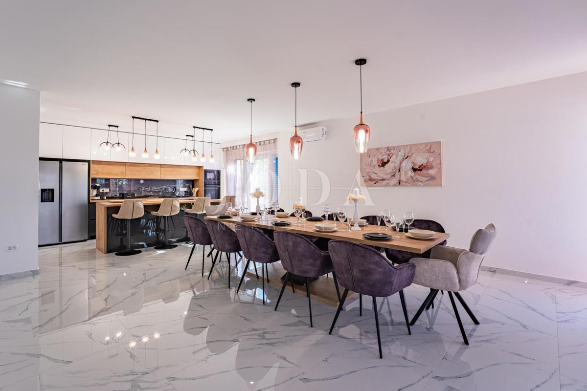 Krk, Dobrinj, kuća mediteranskog stila s grijanim bazenom