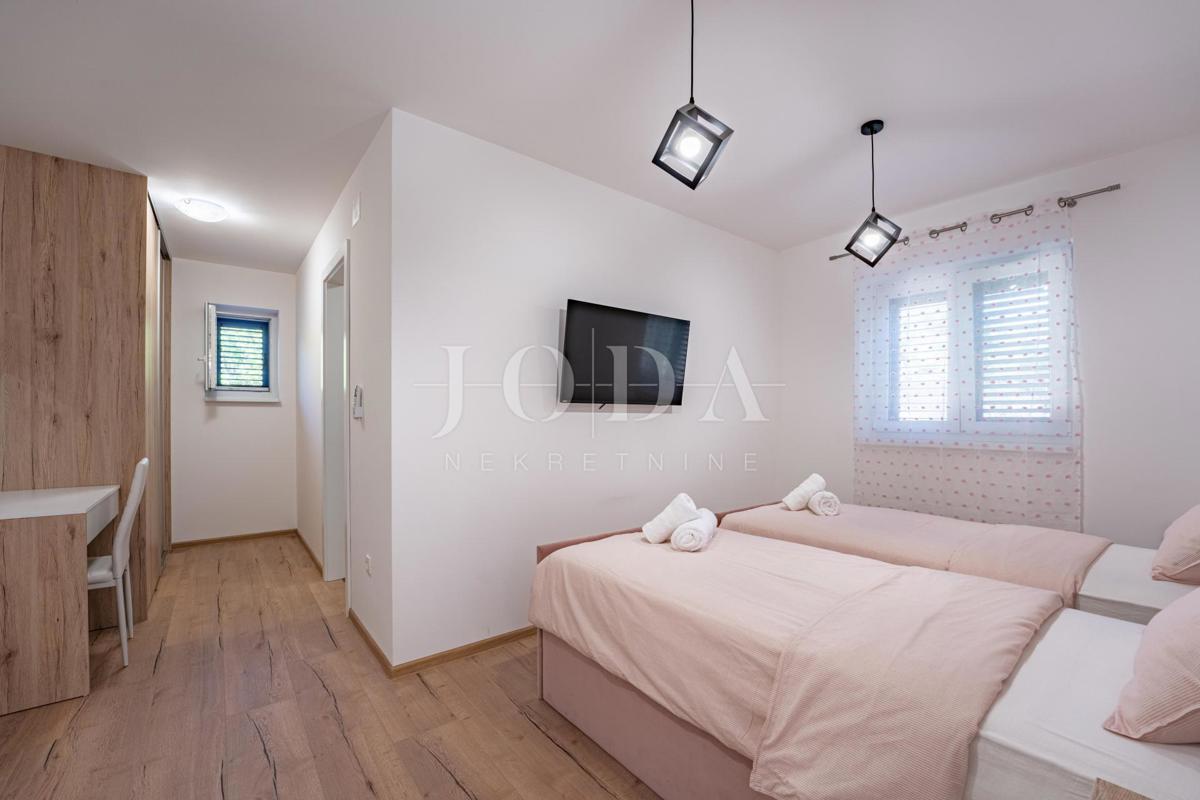 Krk, Dobrinj, kuća mediteranskog stila s grijanim bazenom