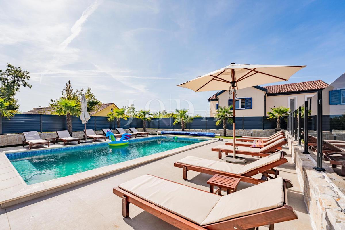 Krk, Dobrinj, kuća mediteranskog stila s grijanim bazenom