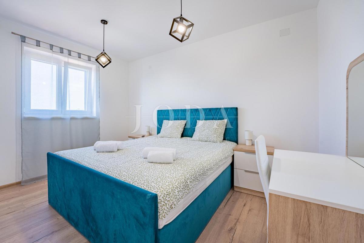 Krk, Dobrinj, kuća mediteranskog stila s grijanim bazenom