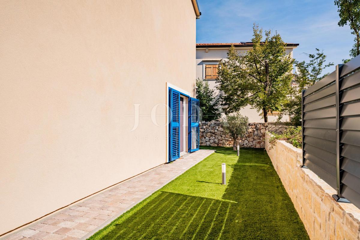 Krk, Dobrinj, kuća mediteranskog stila s grijanim bazenom