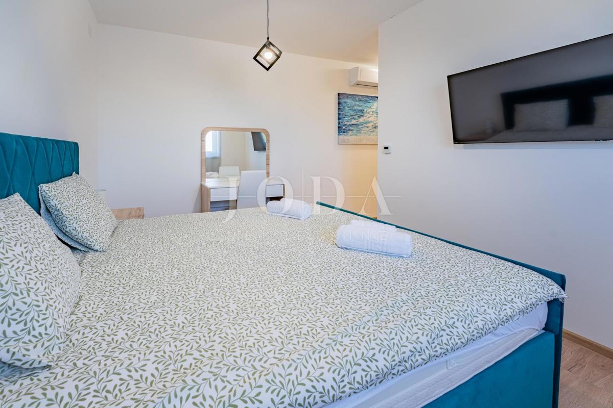 Krk, Dobrinj, kuća mediteranskog stila s grijanim bazenom