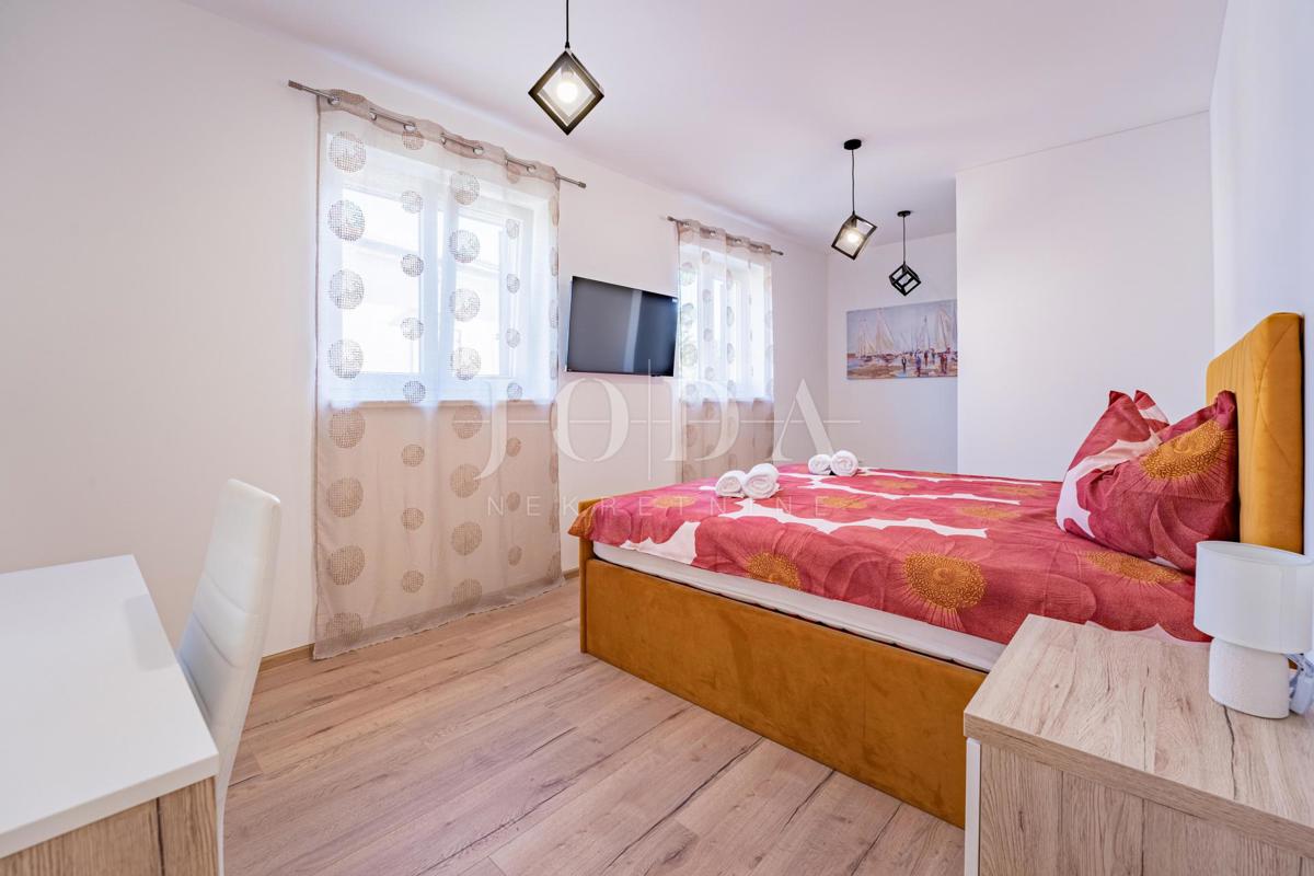 Krk, Dobrinj, kuća mediteranskog stila s grijanim bazenom