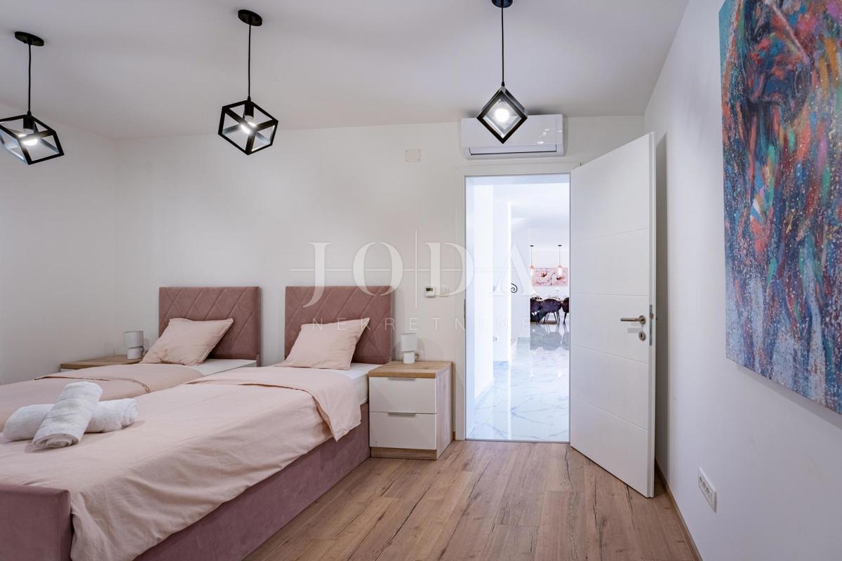 Krk, Dobrinj, kuća mediteranskog stila s grijanim bazenom