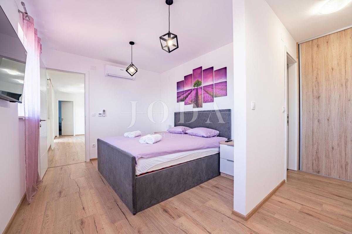 Krk, Dobrinj, kuća mediteranskog stila s grijanim bazenom