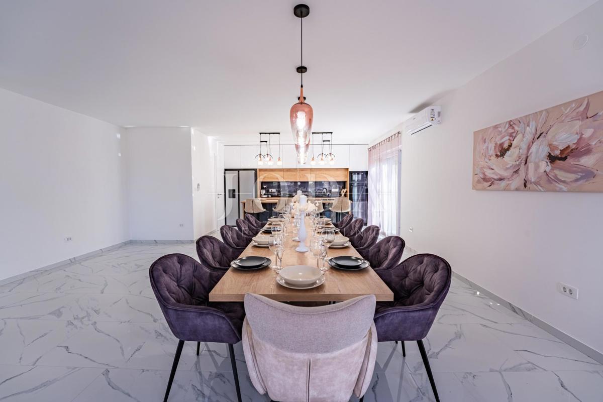 Krk, Dobrinj, kuća mediteranskog stila s grijanim bazenom