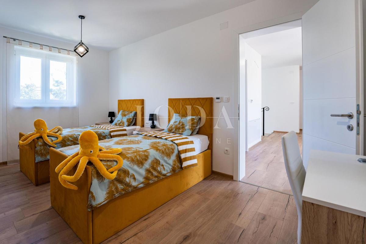 Krk, Dobrinj, kuća mediteranskog stila s grijanim bazenom