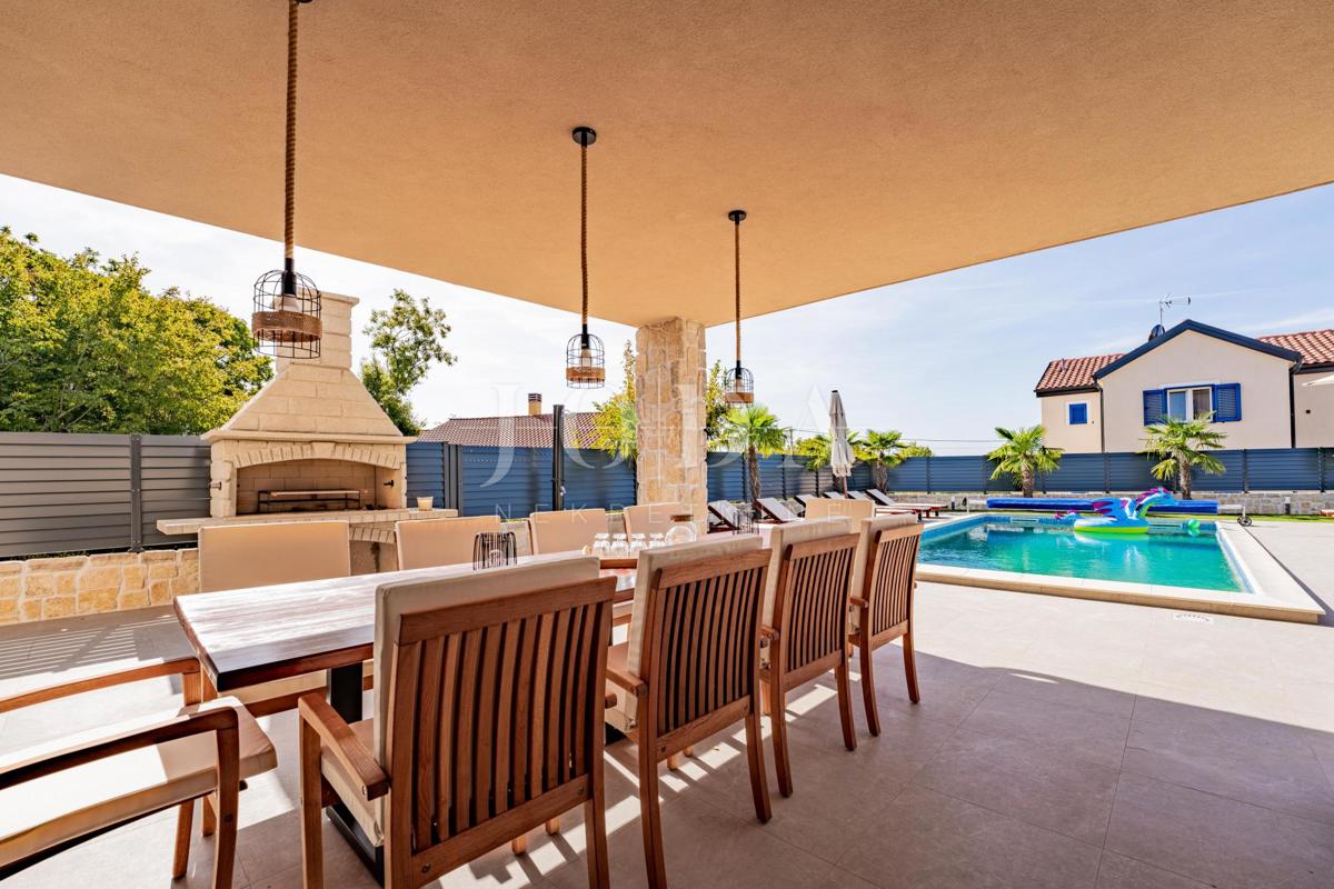 Krk, Dobrinj, kuća mediteranskog stila s grijanim bazenom