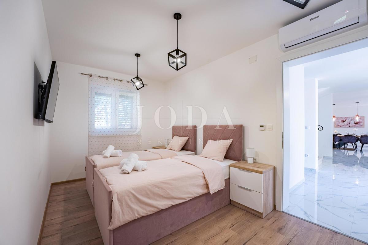 Krk, Dobrinj, kuća mediteranskog stila s grijanim bazenom