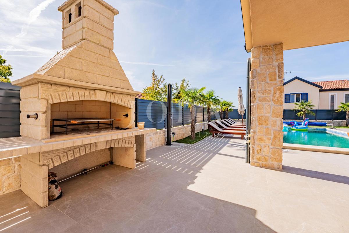 Krk, Dobrinj, kuća mediteranskog stila s grijanim bazenom