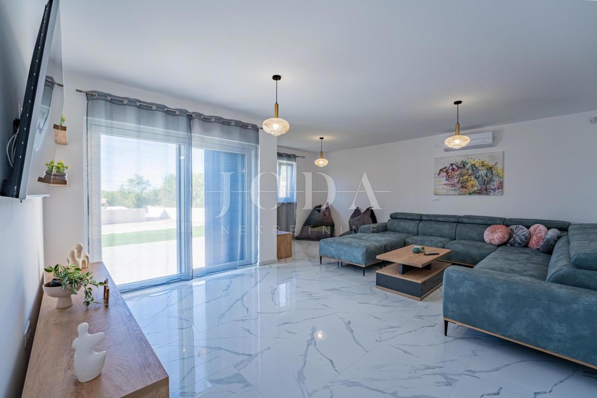 Krk, Dobrinj, kuća mediteranskog stila s grijanim bazenom