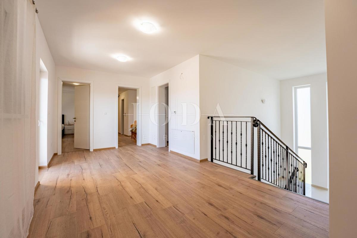 Krk, Dobrinj, kuća mediteranskog stila s grijanim bazenom