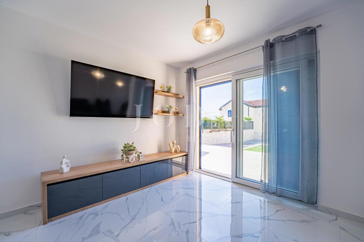 Krk, Dobrinj, kuća mediteranskog stila s grijanim bazenom