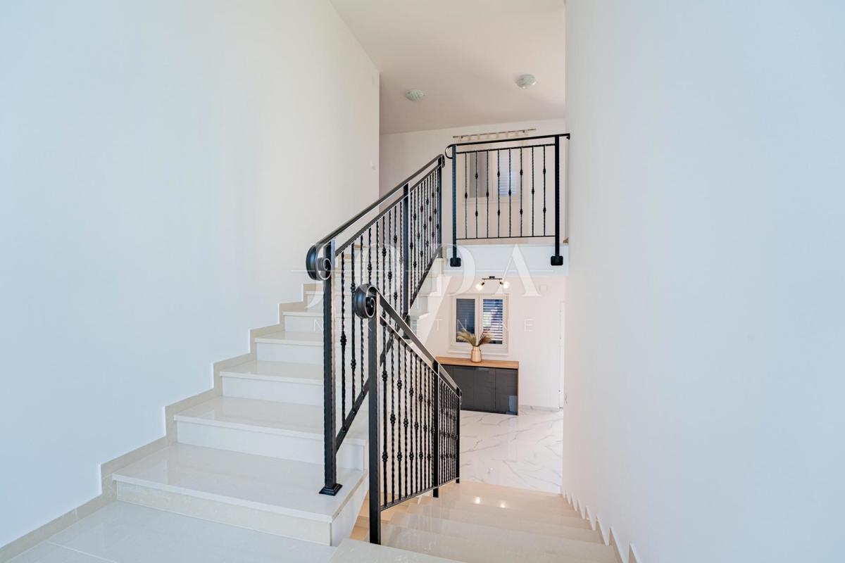 Krk, Dobrinj, kuća mediteranskog stila s grijanim bazenom