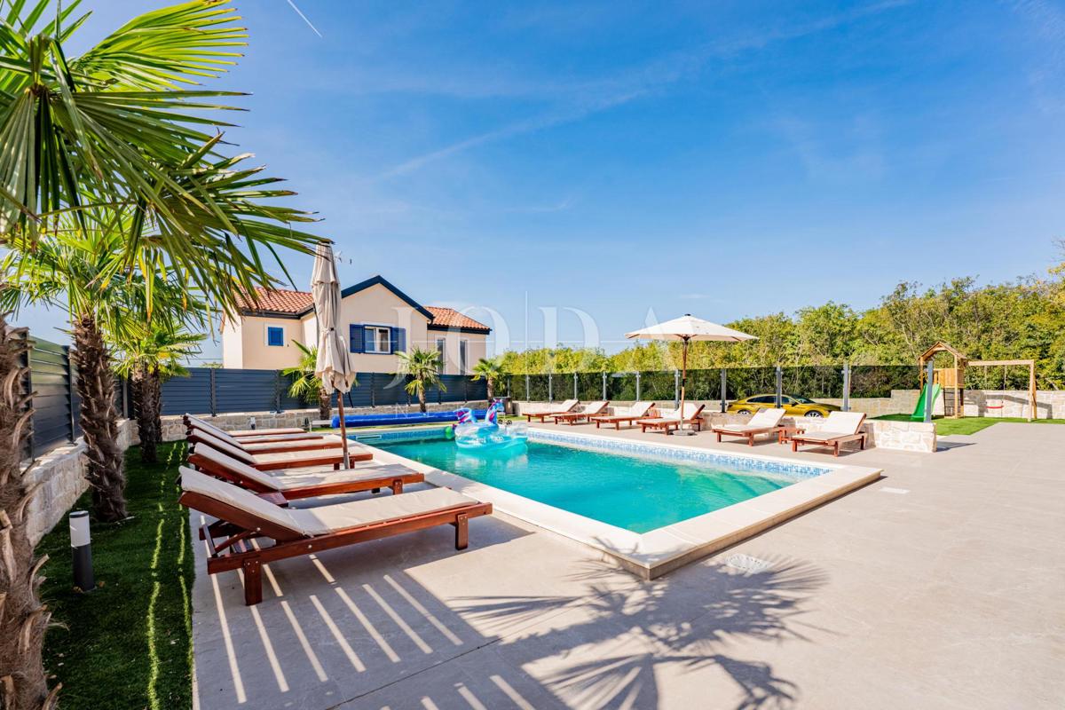 Krk, Dobrinj, kuća mediteranskog stila s grijanim bazenom