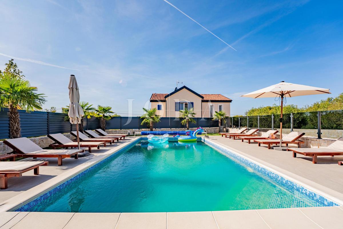 Krk, Dobrinj, kuća mediteranskog stila s grijanim bazenom