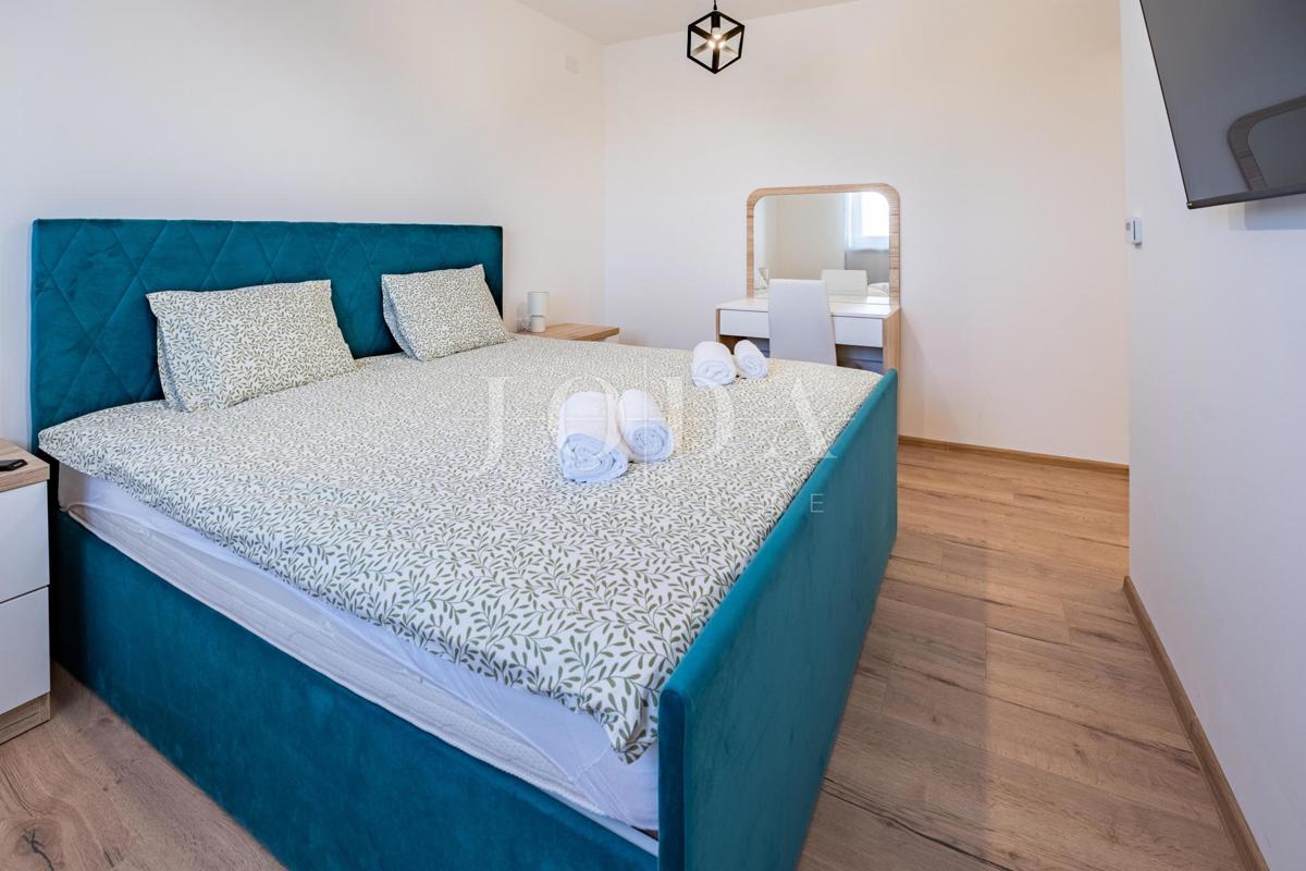 Krk, Dobrinj, kuća mediteranskog stila s grijanim bazenom